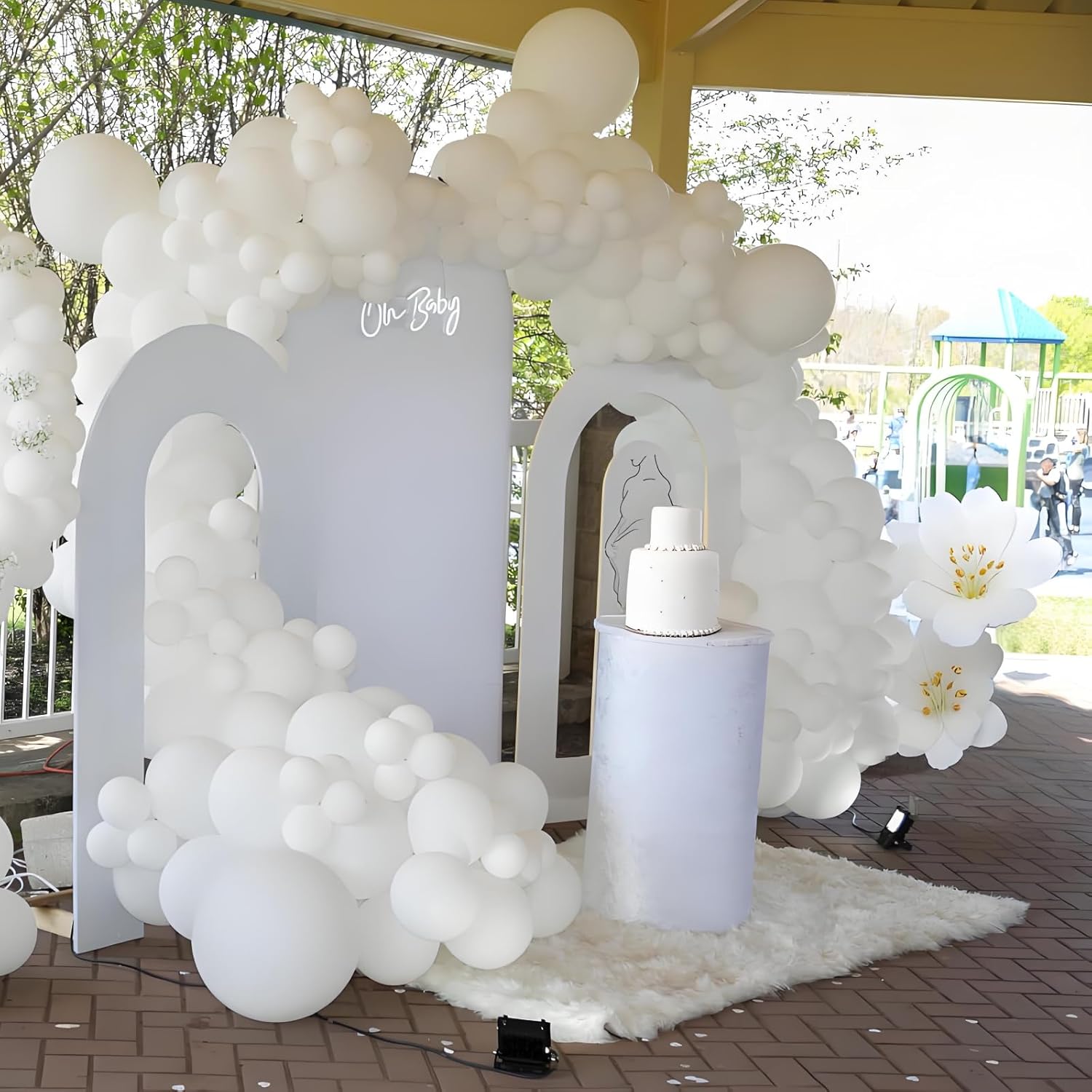 150 Piece White Balloon Set with Different Sizes
